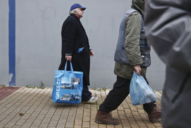Eurostat: Σε συνθήκες φτώχειας ένας στους τρεις Έλληνες